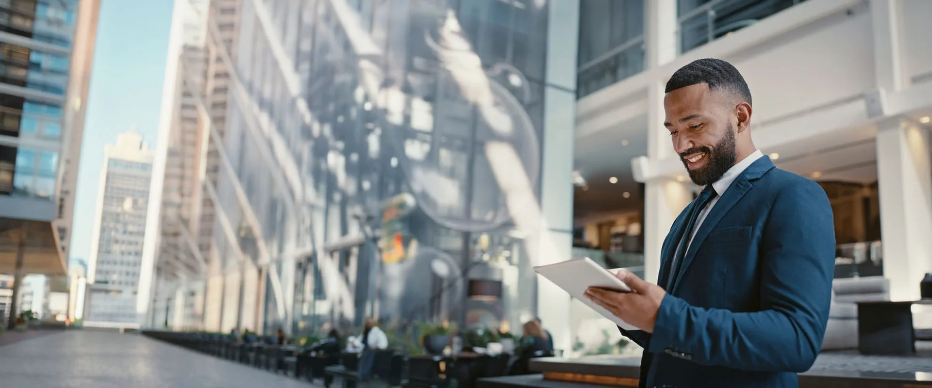 Hombre con tableta haciendo una planificación estratégica comercial Hombre con tableta haciendo una planificación estratégica comercial