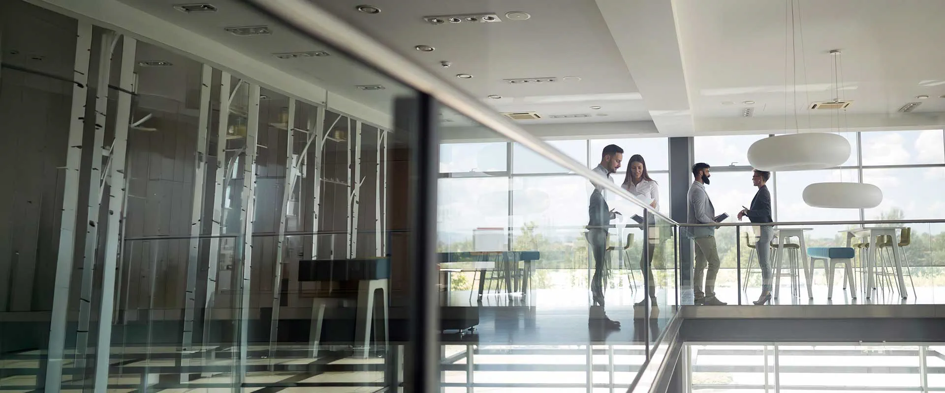 Varias personas en un entorno de trabajo de oficina visitando el espacio Varias personas en un entorno de trabajo de oficina visitando el espacio
