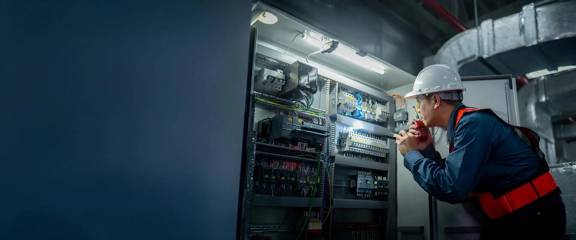 Técnico de mantenimiento arreglando un circuito eléctrico Técnico de mantenimiento arreglando un circuito eléctrico