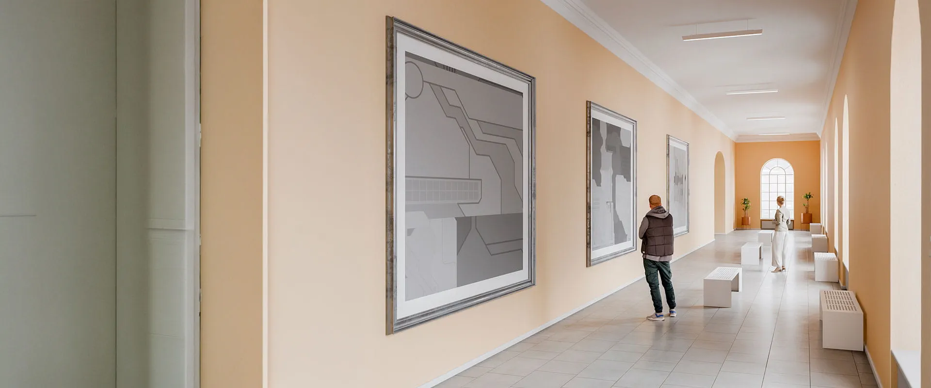 Dos personas de espaldas en una sala de exposiciones de un museo con varias obras colgadas en la pared Dos personas de espaldas en una sala de exposiciones de un museo con varias obras colgadas en la pared