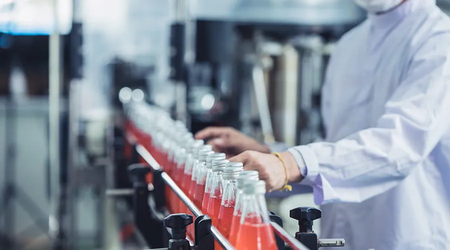 Trabajador en línea de montaje de bebidas de vidrio Trabajador en línea de montaje de bebidas de vidrio