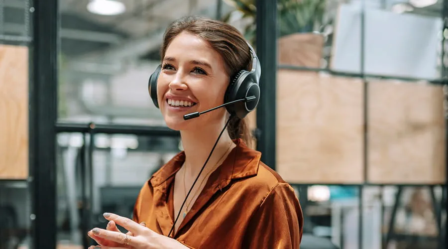 Oficial de atención al cliente con auriculares Oficial de atención al cliente con auriculares