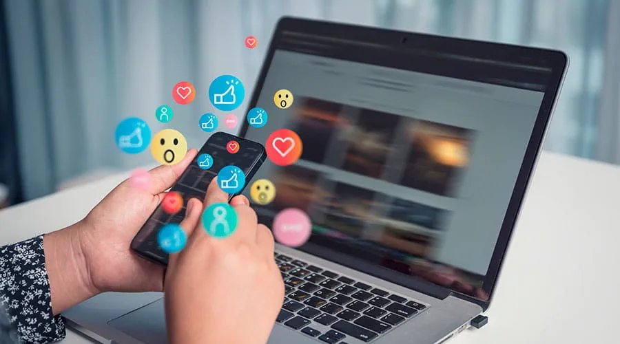 Manos interactuando con redes sociales en un teléfono inteligente Manos interactuando con redes sociales en un teléfono inteligente
