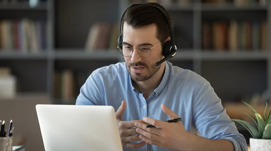 Hombre con cascos teniendo una video llamada Hombre con cascos teniendo una video llamada