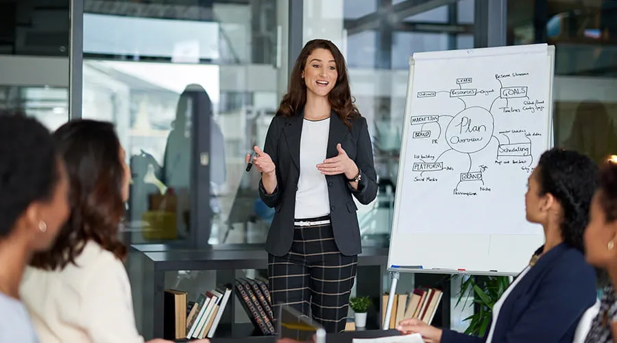 Mujer liderando una reunión Mujer liderando una reunión