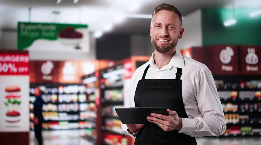 Empleado en prácticas de tienda de supermercado
