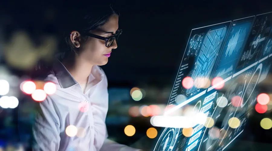 Mujer revisando monitor datos