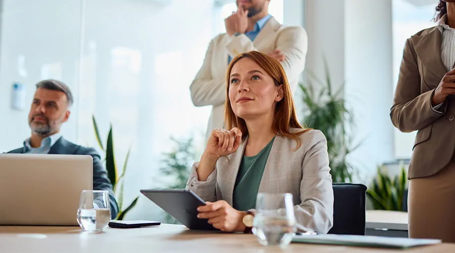 Equipo de negocios asistiendo a una reunión en una oficina moderna Equipo de negocios asistiendo a una reunión en una oficina moderna