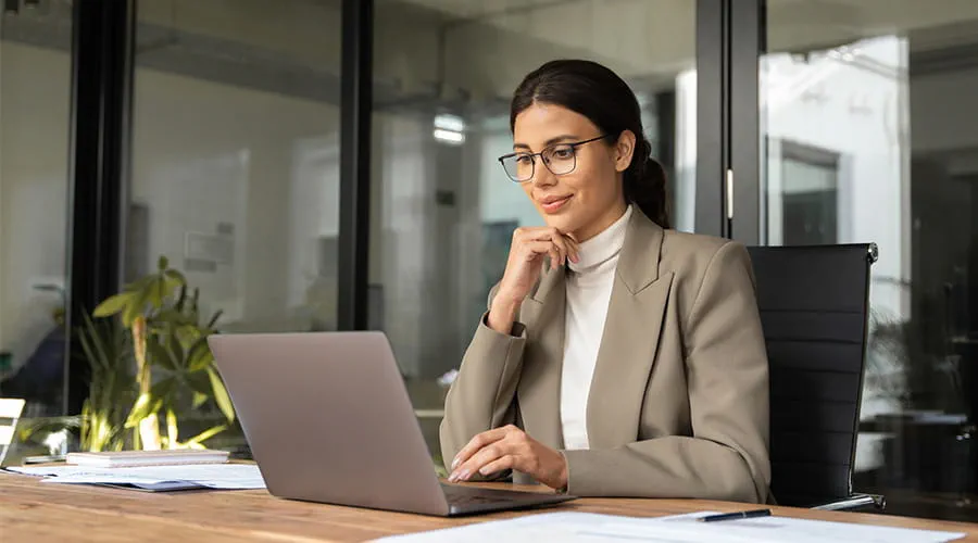 Mujer de negocios mirando el ordenador portátil Mujer de negocios mirando el ordenador portátil