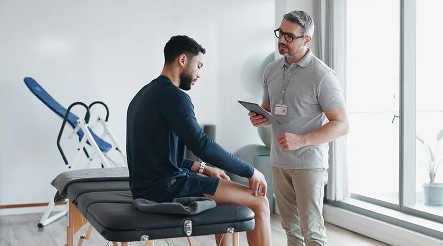 Deportista en clínica para rehabilitación, atención médica o consulta