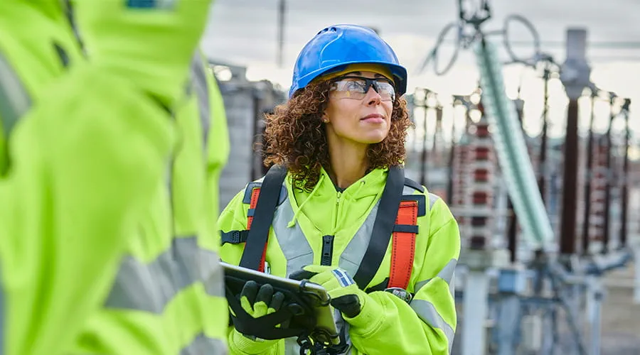 Trabajadora de energía de subestación Trabajadora de energía de subestación