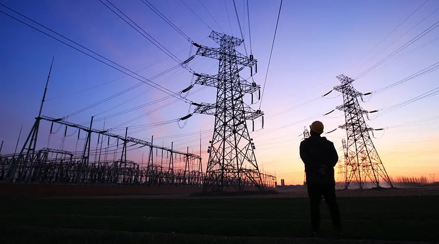 Trabajadores de electricidad y silueta de pilón Trabajadores de electricidad y silueta de pilón
