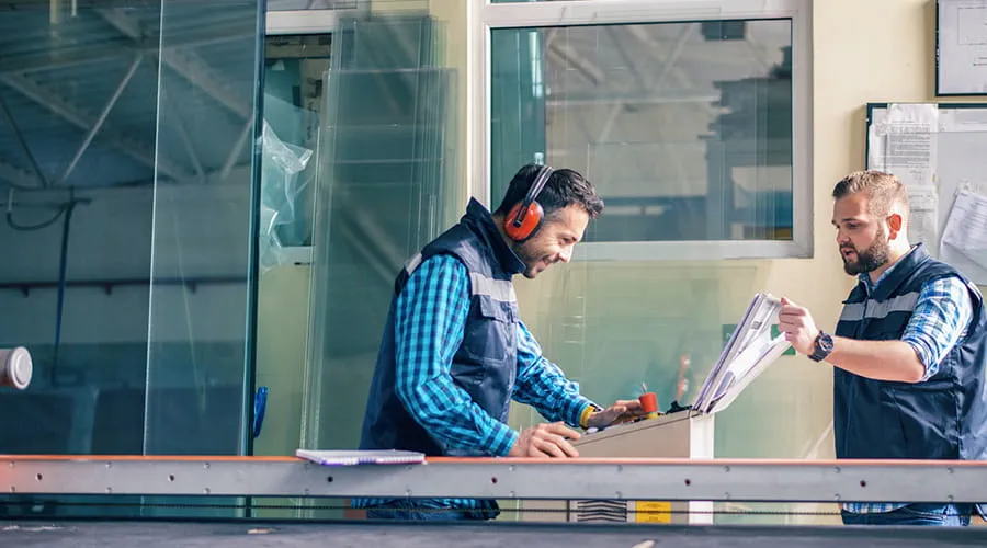 Dos trabajadores revisando protocolos de seguridad