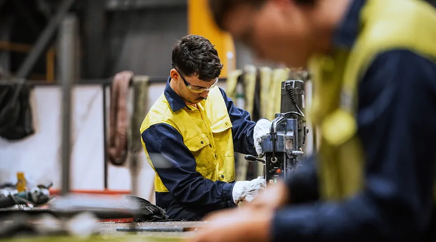 Soldadores calificados que trabajan en la construcción de acero Soldadores calificados que trabajan en la construcción de acero