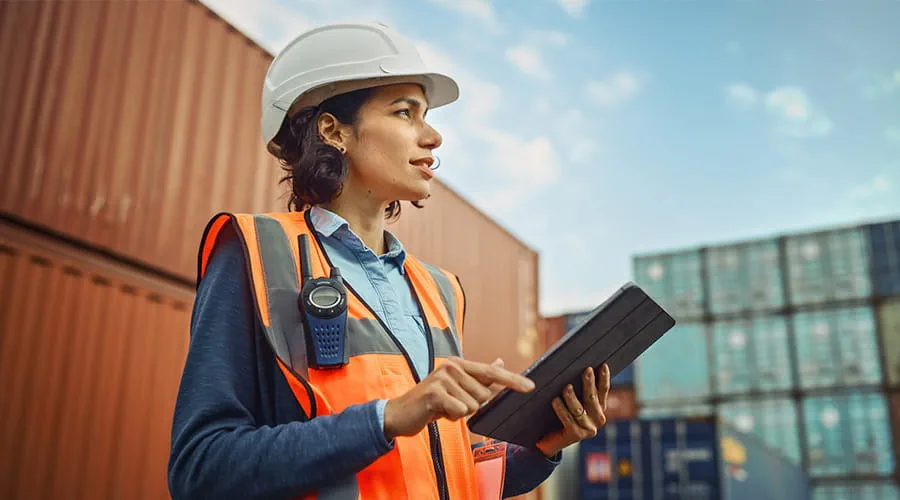 Mujer trabajando con una tablet en entorno puertos Mujer trabajando con una tablet en entorno puertos