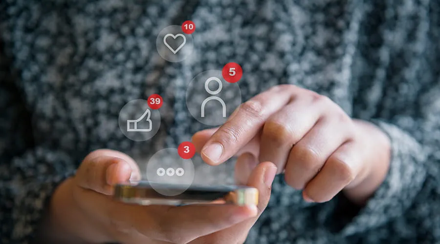 Manos de mujer utilizando las redes sociales a través de un teléfono inteligente Manos de mujer utilizando las redes sociales a través de un teléfono inteligente