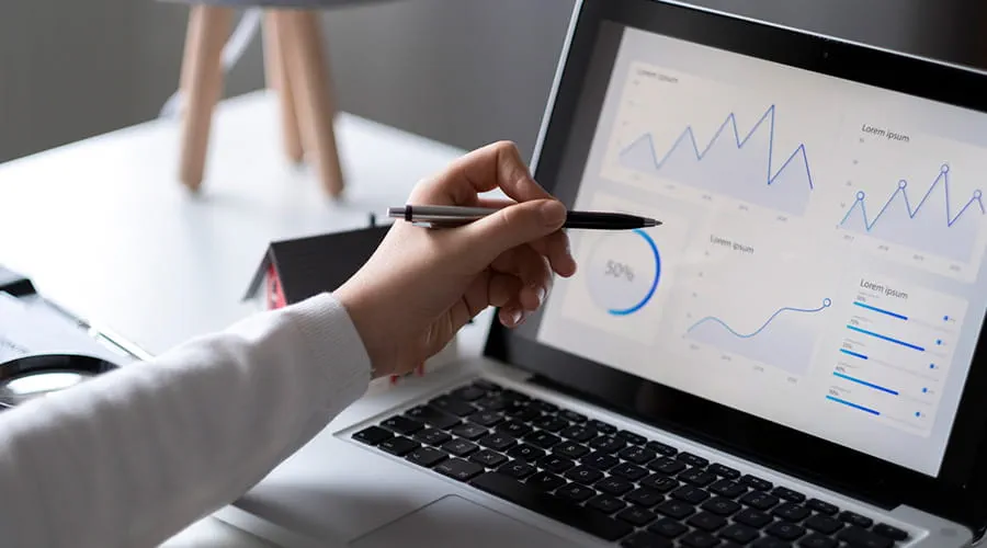 Revisión de datos y resultados en la pantalla del ordenador portátil Revisión de datos y resultados en la pantalla del ordenador portátil