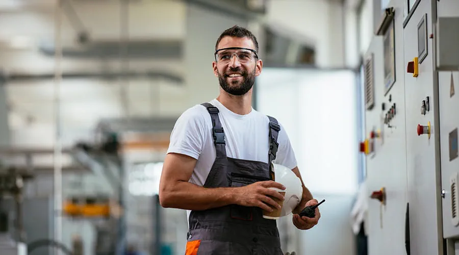 Joven operario de subestación eléctrica haciendo una pausa Joven operario de subestación eléctrica haciendo una pausa