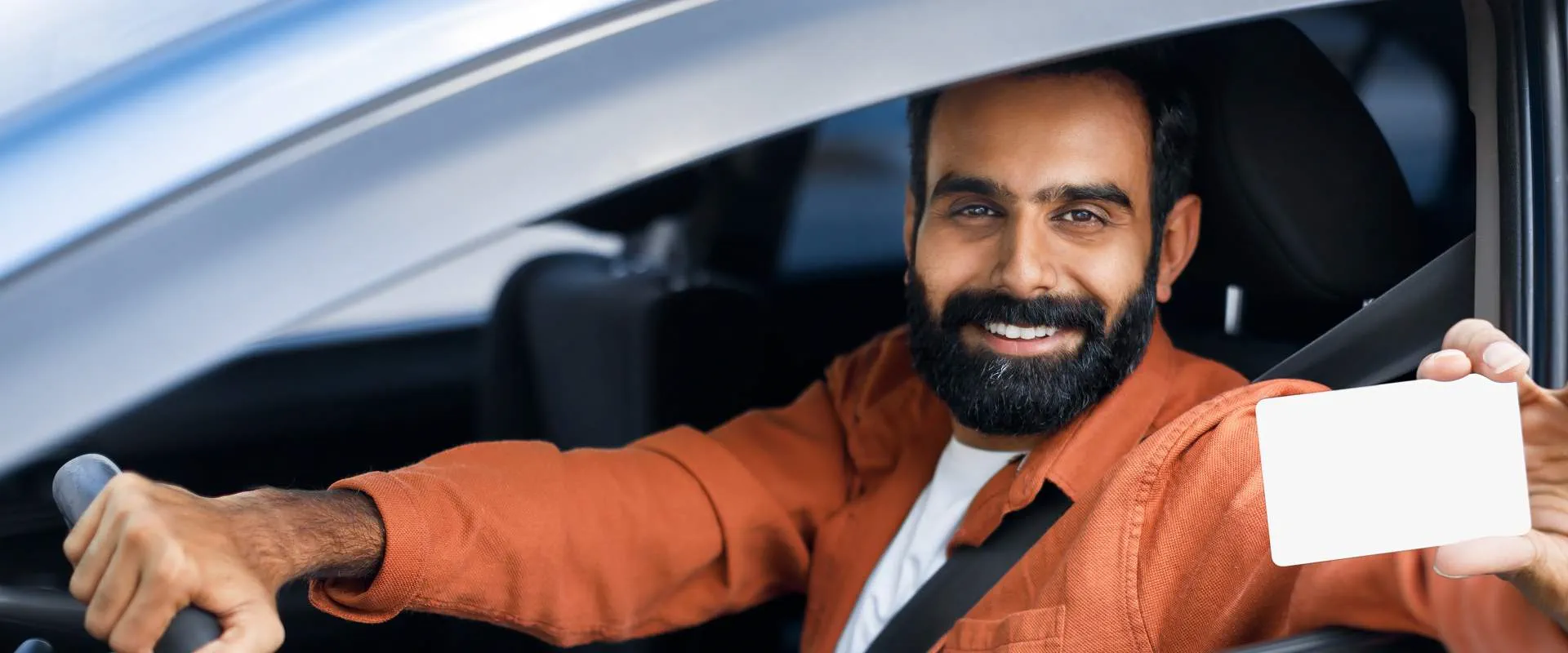 Homme ravi Montrant Son Permis De Conduire Homme ravi Montrant Son Permis De Conduire