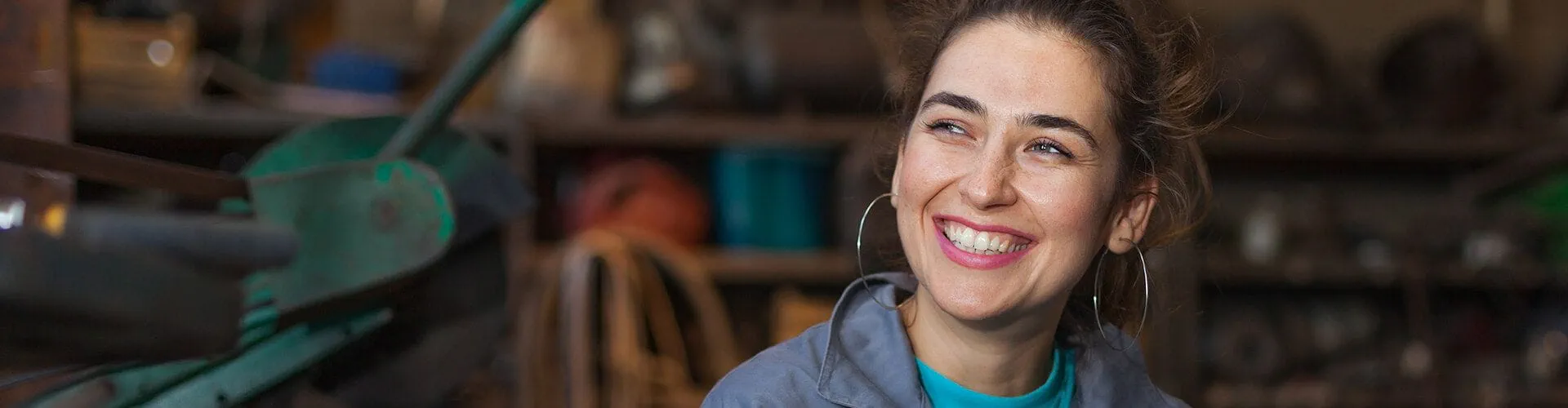 Une femme dans l’industrie qui sourit Une femme dans l’industrie qui sourit