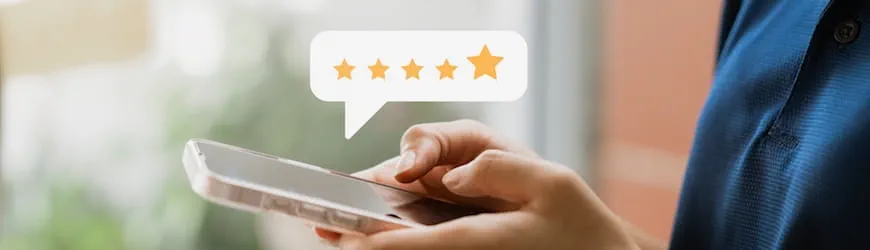 Une intérimaire en train de noter très positivement son expérience d’intérim sur son mobile.
