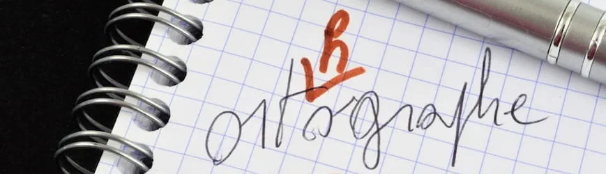 Le mot orthographe écrit avec une faute (sans le 1er h), corrigée en rouge.