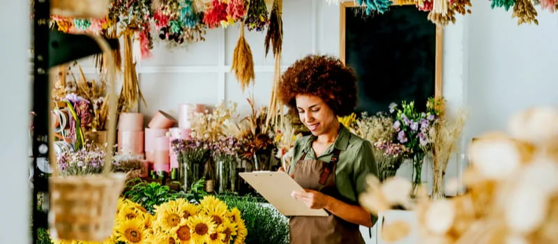 Une intérimaire Adecco travaillant un week-end en tant que fleuriste Une intérimaire Adecco travaillant un week-end en tant que fleuriste