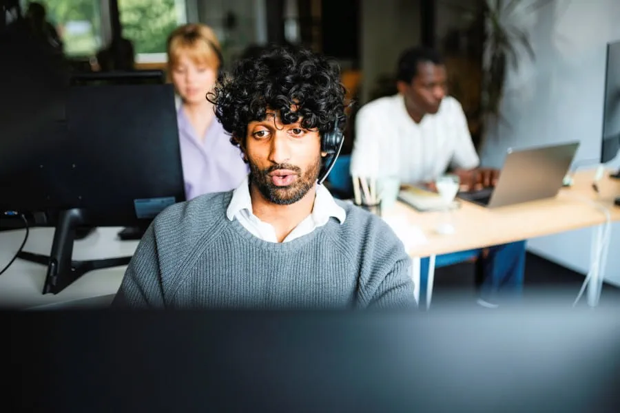 un client faisant appel à l’aide Adecco à son post de travail