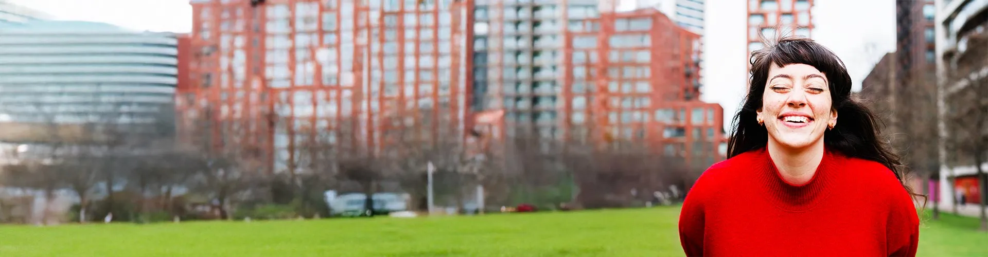 Une intérimaire souriante satisfaite des avantages Adecco Une intérimaire souriante satisfaite des avantages Adecco