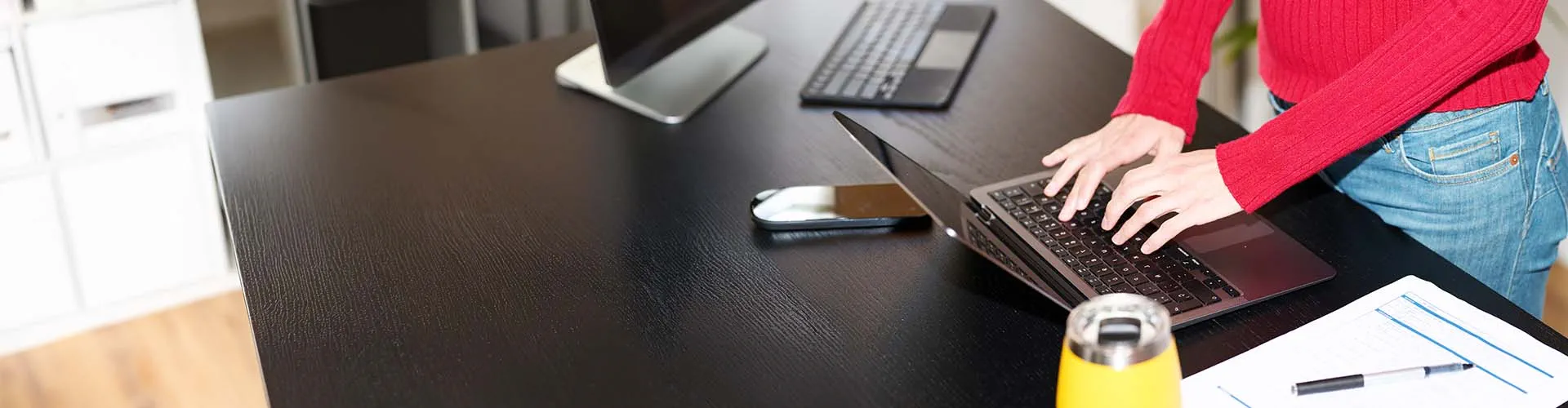 Des mains sur un ordinateur portable Des mains sur un ordinateur portable
