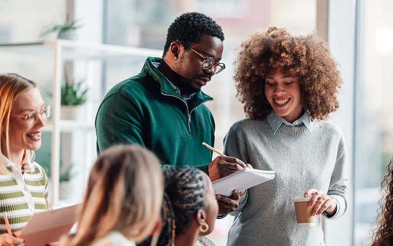 un salarié intégrant une nouvelle collaboratrice
