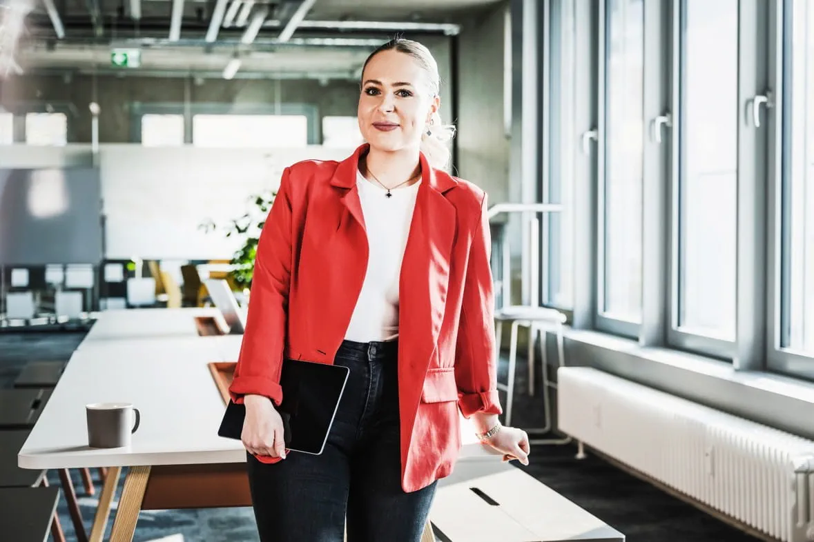 Une consultante en recrutement Adecco travaillant à son bureau Une consultante en recrutement Adecco travaillant à son bureau