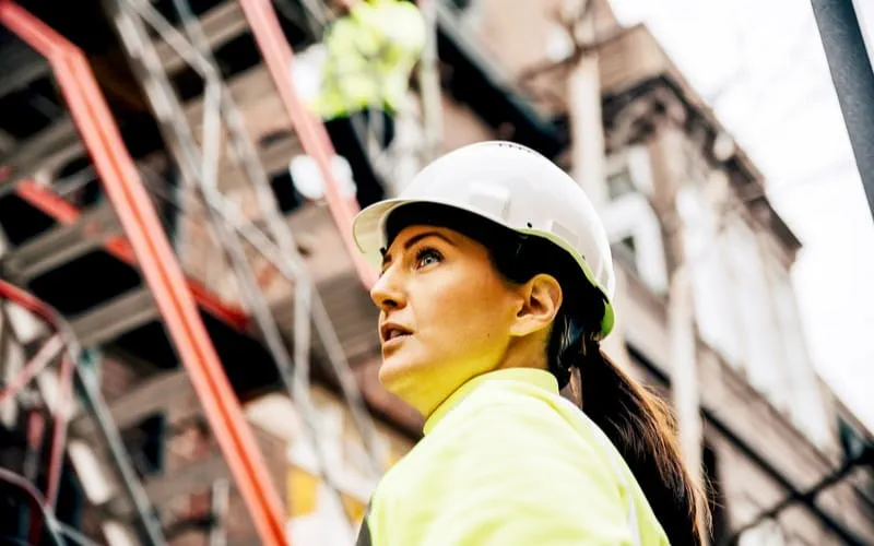 Une femme travaillant sur un projet de grand chantier ​