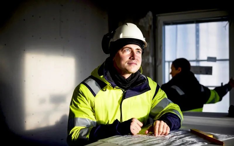 Un homme avec un casque de chantier travaillant sur un projet BTP