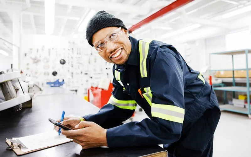 un intérimaire Adecco travaillant dans le domaine logistique​
