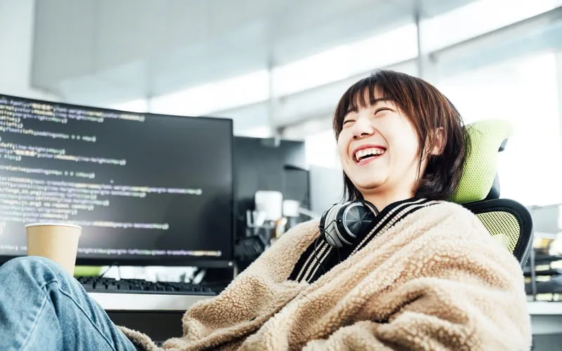 une salariée souriante travaillant dans le domaine technologique une salariée souriante travaillant dans le domaine technologique