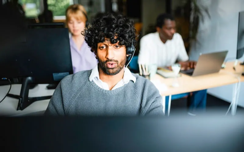 Un salarié à son bureau travaillant dans le secteur technologique Un salarié à son bureau travaillant dans le secteur technologique