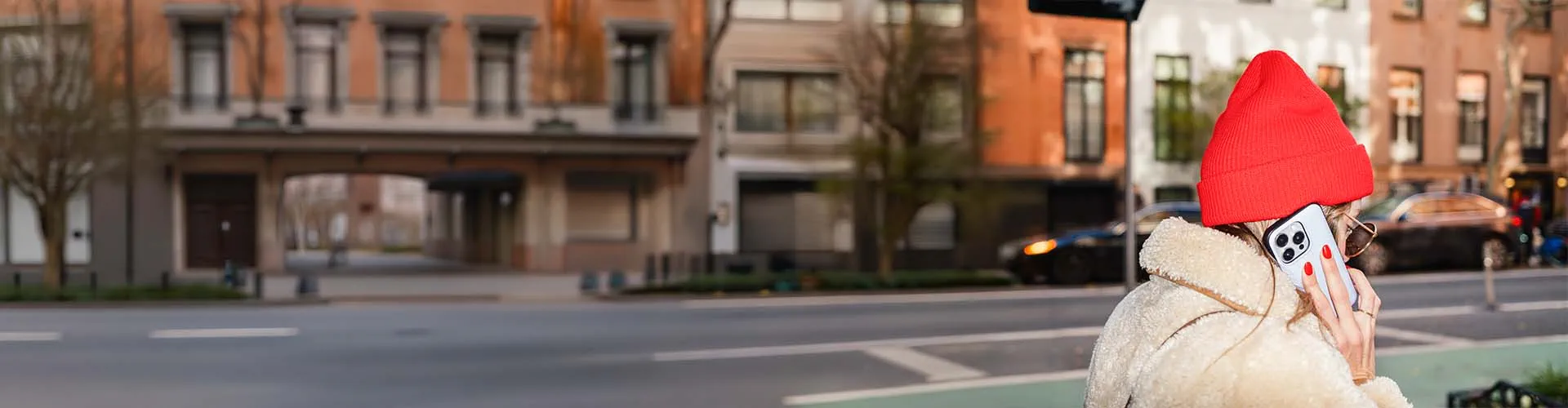 une femme avec un bonnet rouge au téléphone dans rue une femme avec un bonnet rouge au téléphone dans rue