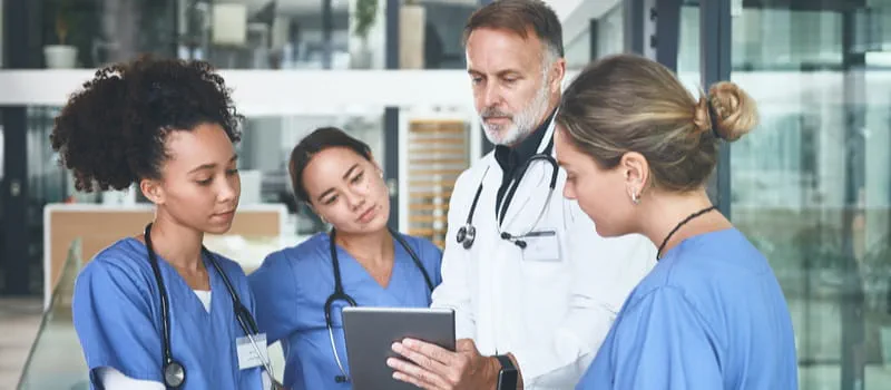 une équipe de santé pluridisciplinaire travaillant ensemble 
