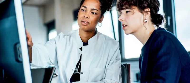 Deux membre d'une équipe médicale travaillant en mode projet Deux membre d'une équipe médicale travaillant en mode projet