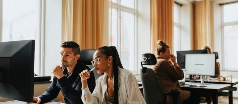 Des salariés dans un open-space travaillant dans une température idéale Des salariés dans un open-space travaillant dans une température idéale