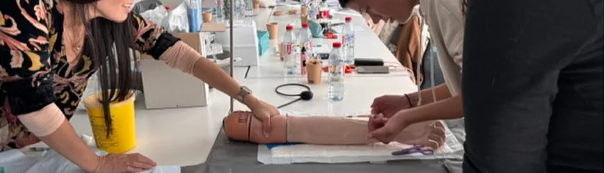 Infirmière apprenante mettant en pratique les enseignements de la formation en en dialyse Adecco Medical et Ramsay Santé.
