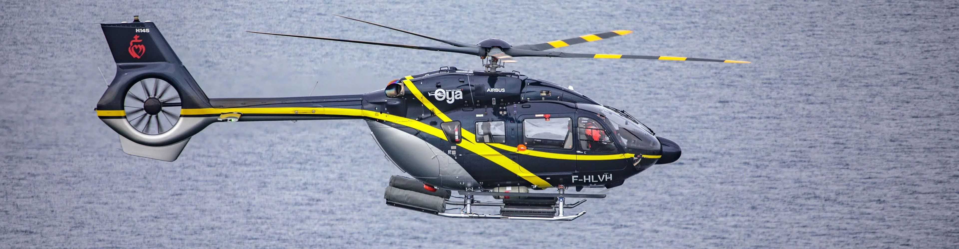 Hélicoptère de chez Airbus Helicopters en vol. Hélicoptère de chez Airbus Helicopters en vol.