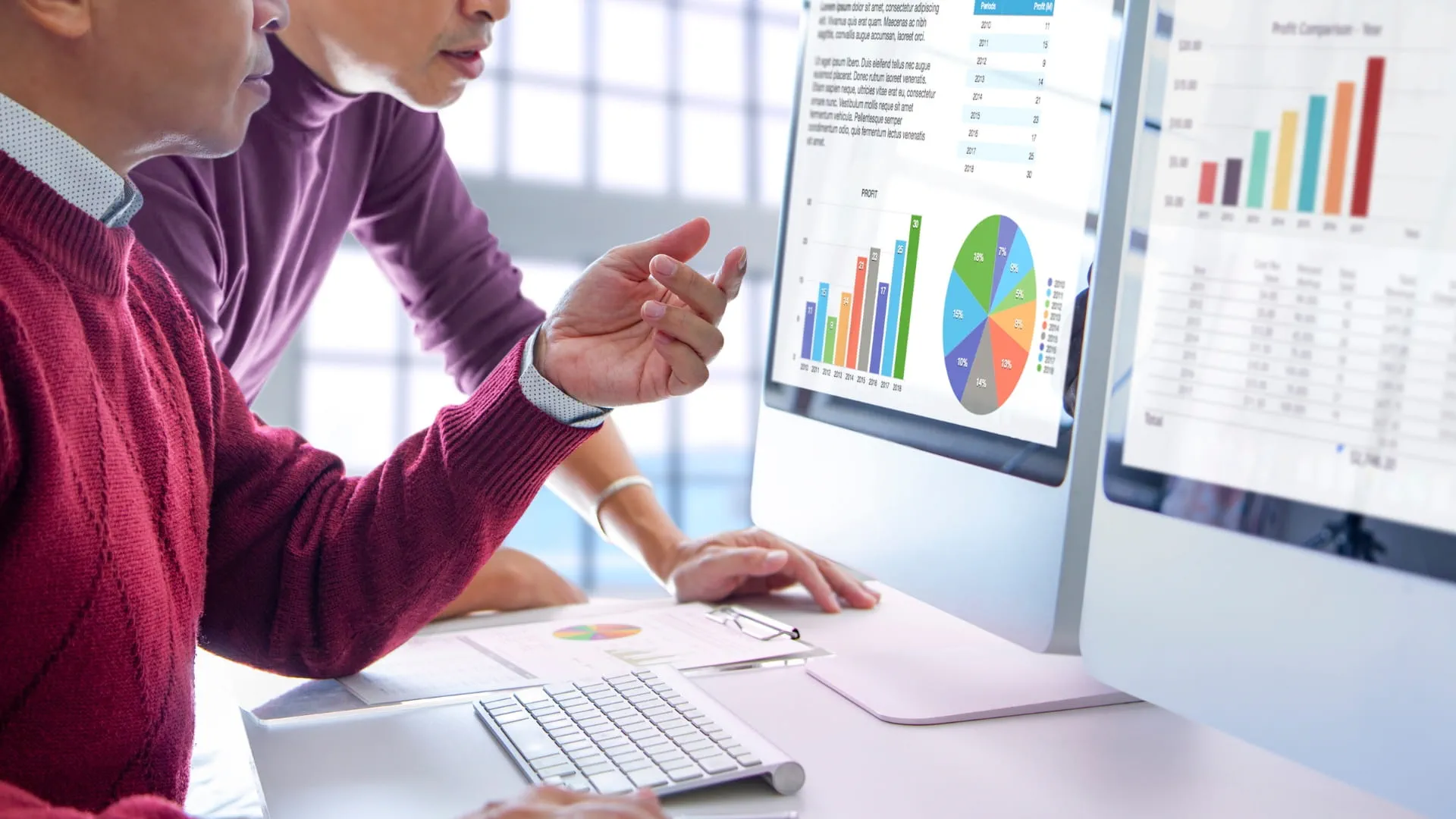 employé et manager discutant de l'évaluation des performances employé et manager discutant de l'évaluation des performances