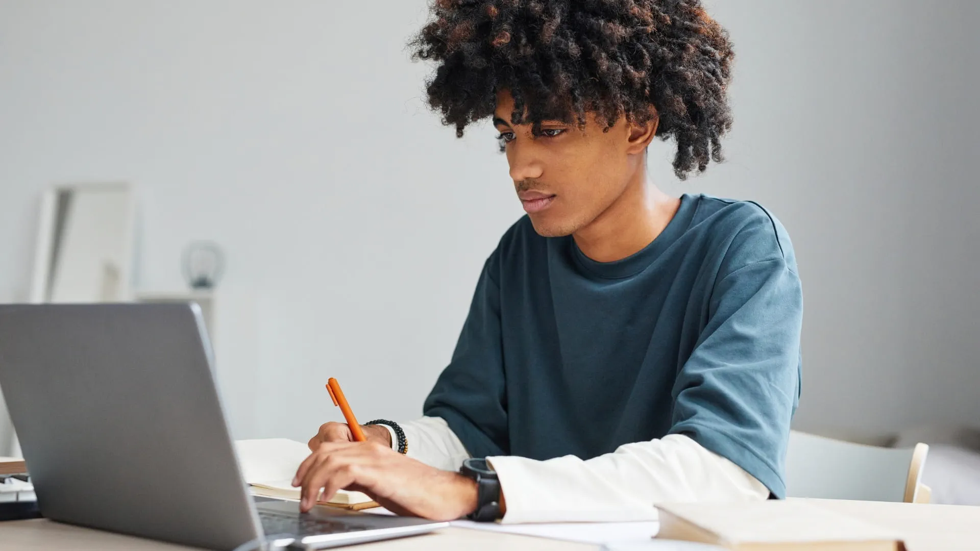 Candidat évaluant une offre d’emploi Candidat évaluant une offre d’emploi