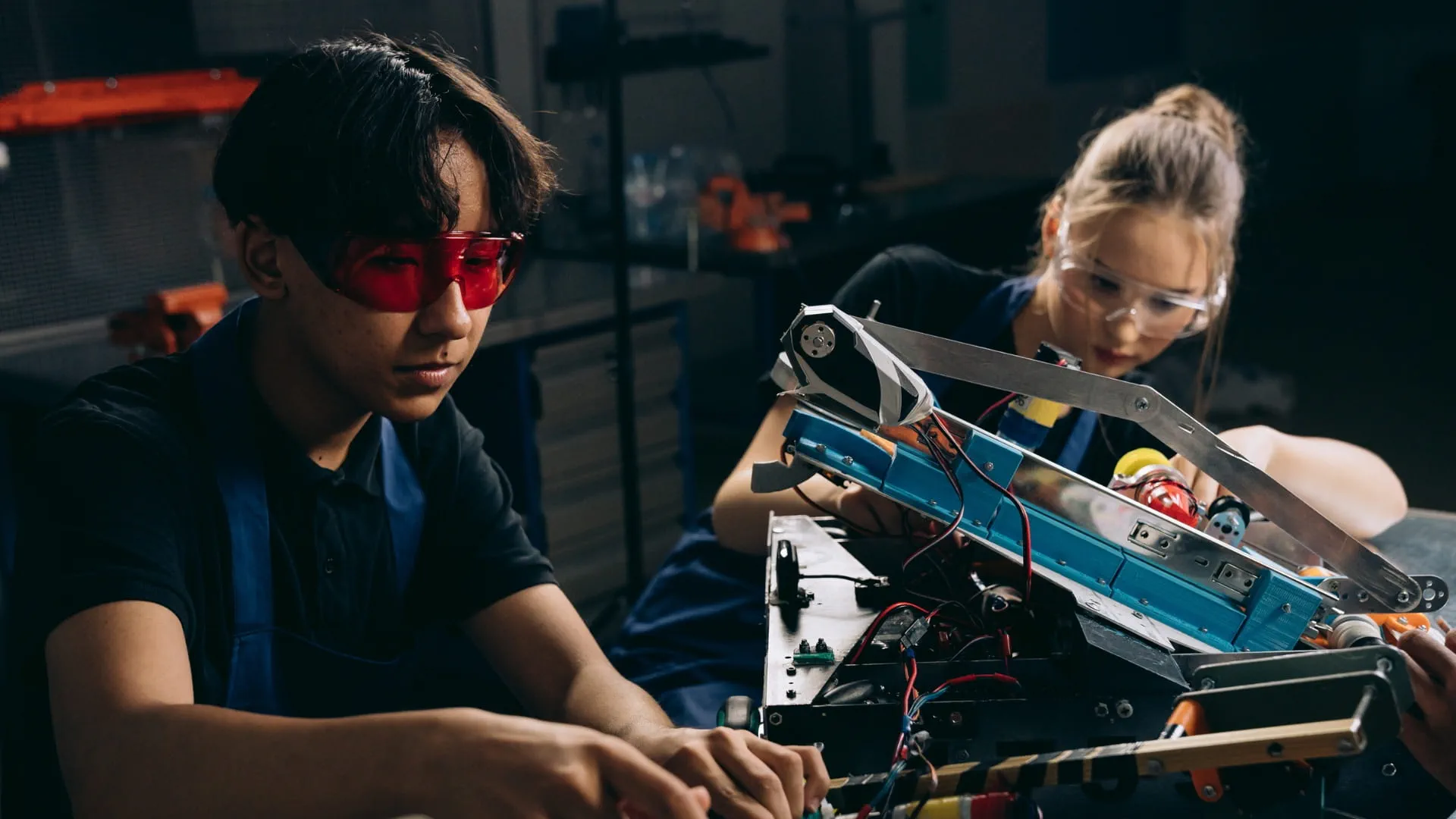 deux ingénieurs travaillant sur un appareil