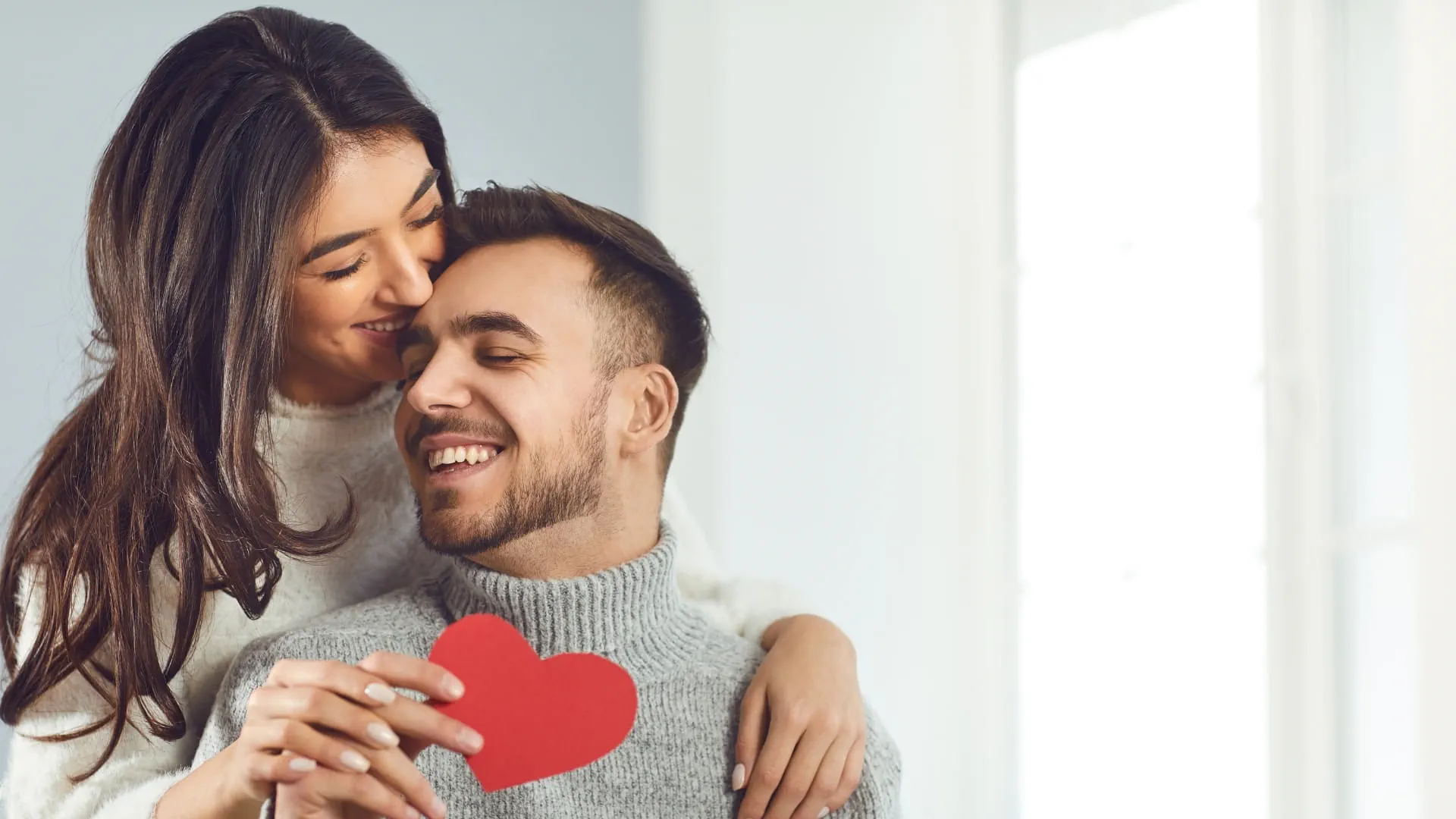 couple célébrant la saint valentin couple célébrant la saint valentin