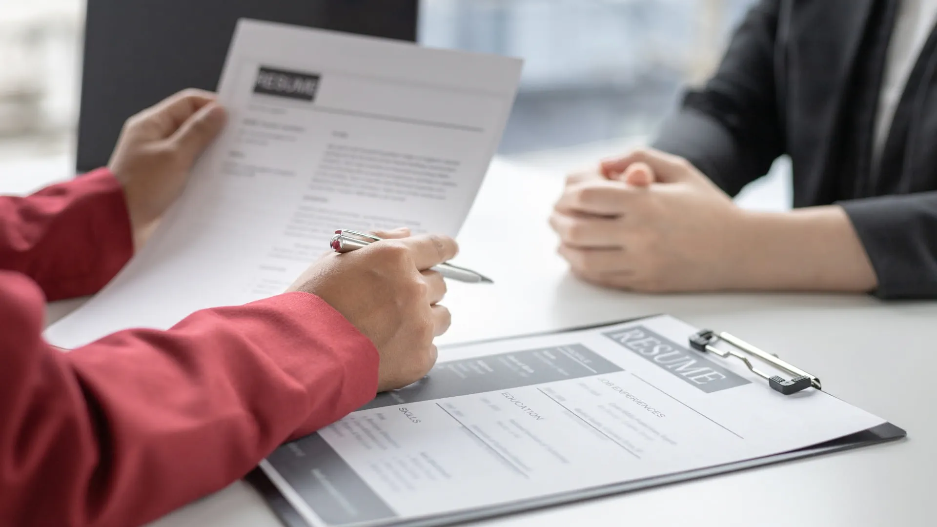 professionnels examinant leur CV professionnels examinant leur CV