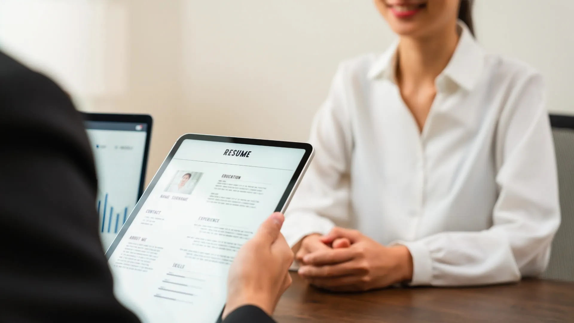 recruteur examinant le CV d'un candidat