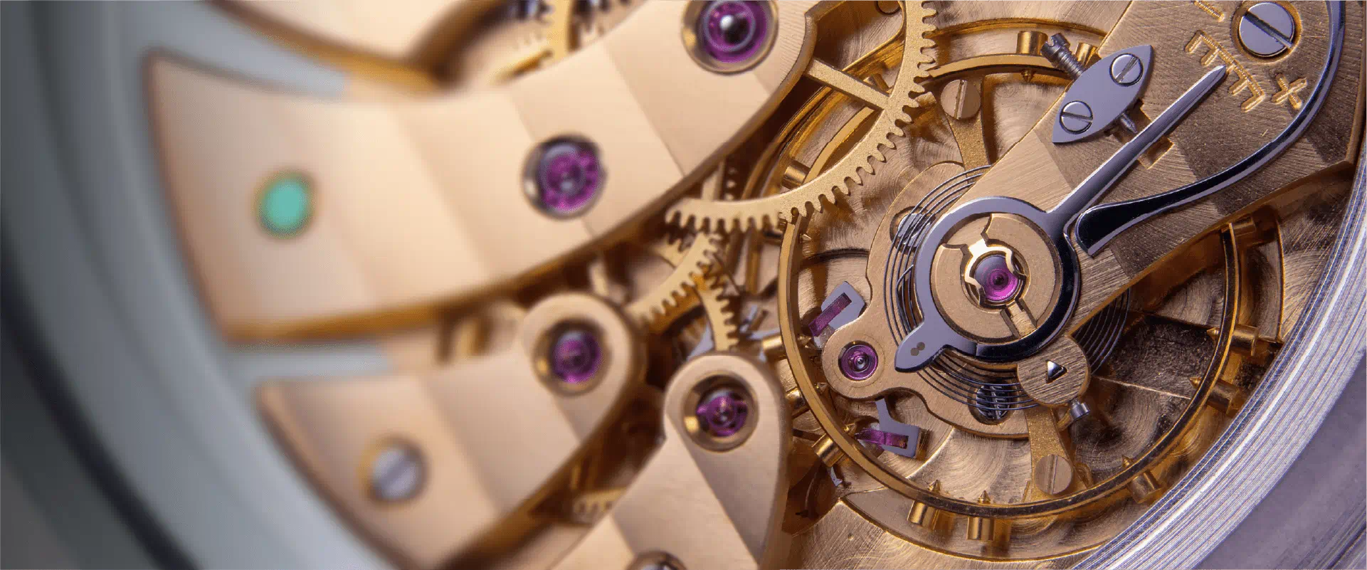 Vista macro del meccanismo di un orologio con ingranaggi e componenti dettagliati. Vista macro del meccanismo di un orologio con ingranaggi e componenti dettagliati.